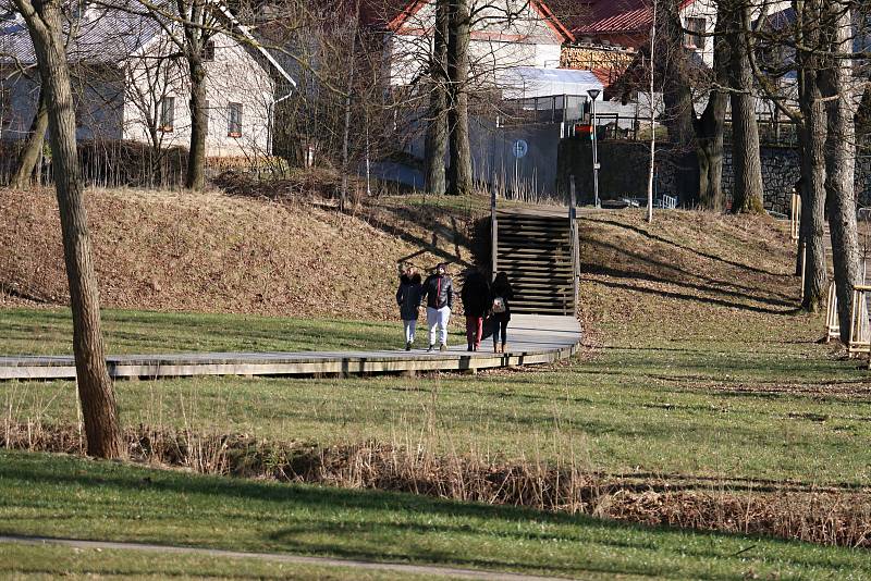 Restaurace a obchody hlásí ZAVŘENO. Města jsou prázdná.