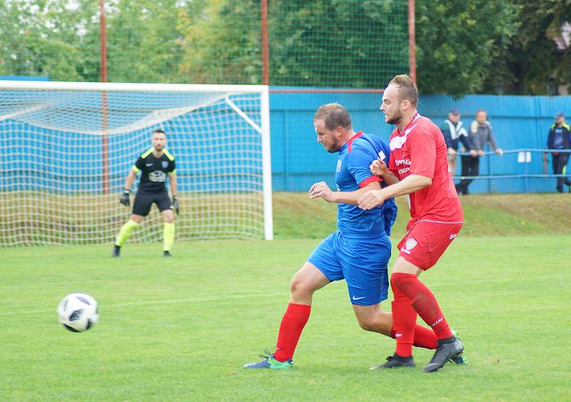 V derby mezi béčkem Nového Města (v červeném) a R. Svratkou (v modrém) se radovali domácí.