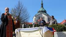 Ostatky sedmi vojáků Rudé armády, kteří zahynuli při osvobozování Žďárska na jaře 1945, byly v sobotu 25. dubna 2015 ve Žďáru nad Sázavou pietně uloženy do hrobu na novém hřbitově.