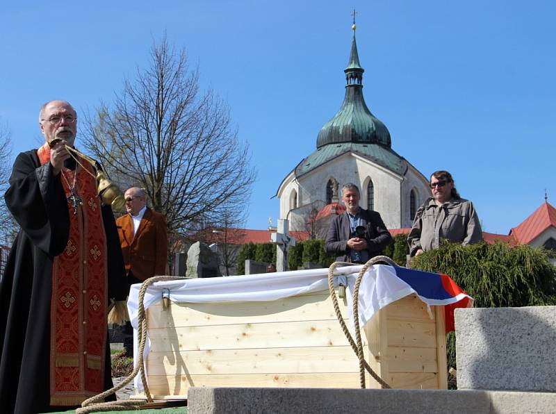 Ostatky sedmi vojáků Rudé armády, kteří zahynuli při osvobozování Žďárska na jaře 1945, byly v sobotu 25. dubna 2015 ve Žďáru nad Sázavou pietně uloženy do hrobu na novém hřbitově.