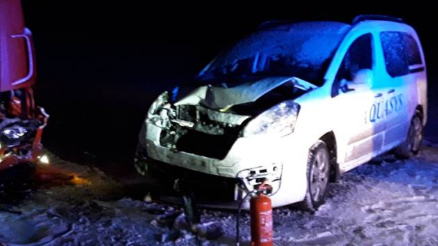 Sníh na silnicích: nehoda nákladního a osobního auta blokuje silnici u Záseky
