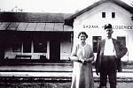 Přednosta stanice Sázava-Velká Losenice s manželkou před výpravní budovou.