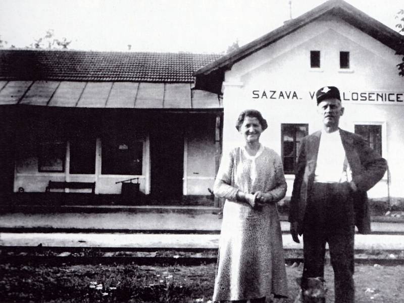 Přednosta stanice Sázava-Velká Losenice s manželkou před výpravní budovou.