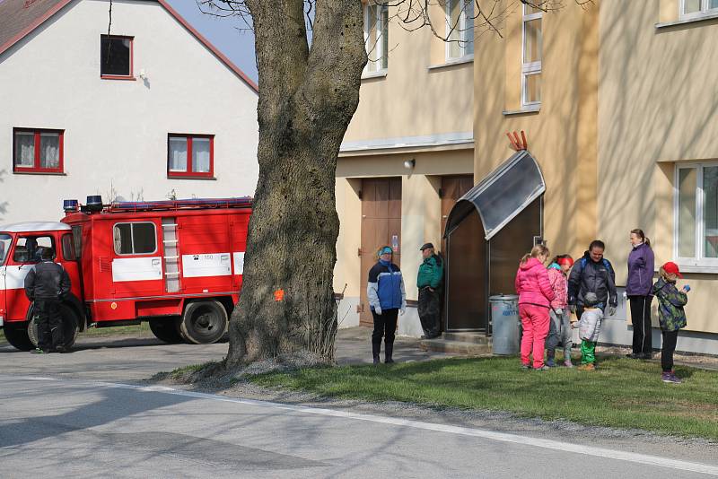 Do sbírání odpadků podíl silnic se pustili dobrovolní hasiči z Rokytna i z Kuklíku.