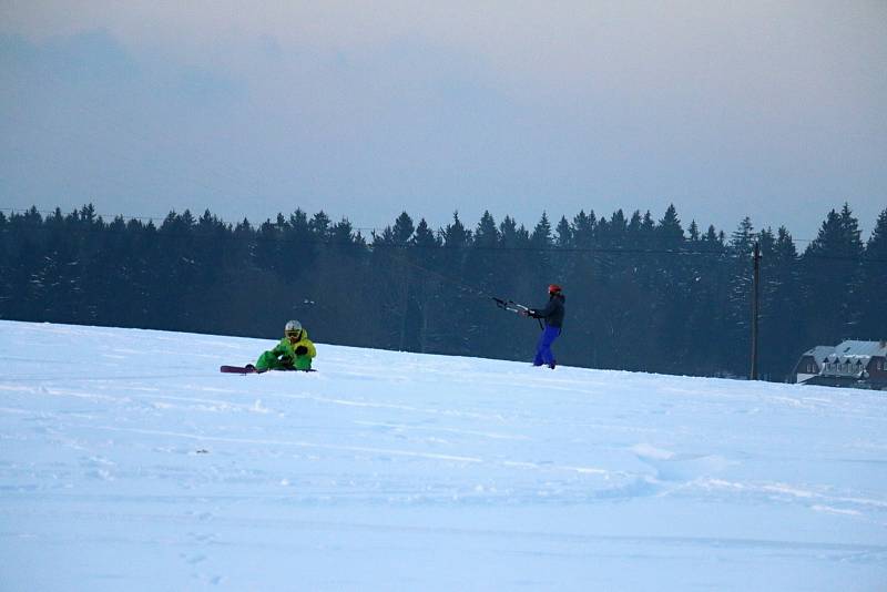 Sníh, vítr a volný prostor bez překážek jsou pro snowkiting ideální.