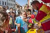 Děti i dospělí koukali: záchranáři v Meziříčí ošetřovali motorkáře, podívejte se