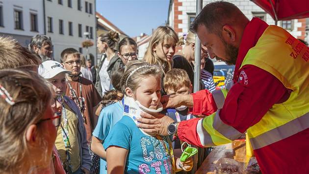 Děti i dospělí koukali: záchranáři v Meziříčí ošetřovali motorkáře, podívejte se