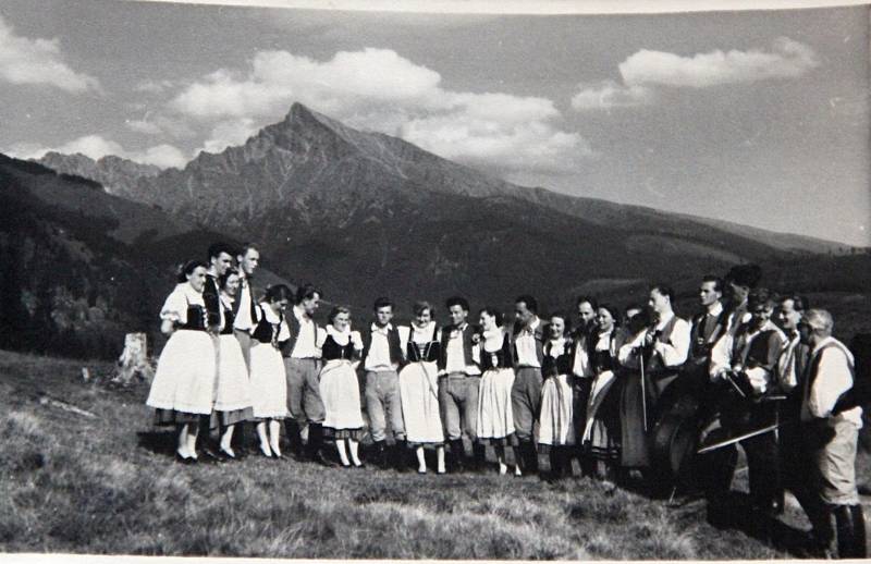 O nezbytné ošacení, obutí a veškeré další nezbytnosti potřebné k tomu, aby mohl folklorní soubor dokonale fungovat, se postarali zaměstnanci tehdejšího novoměstského Okresního ústavu národního zdraví.