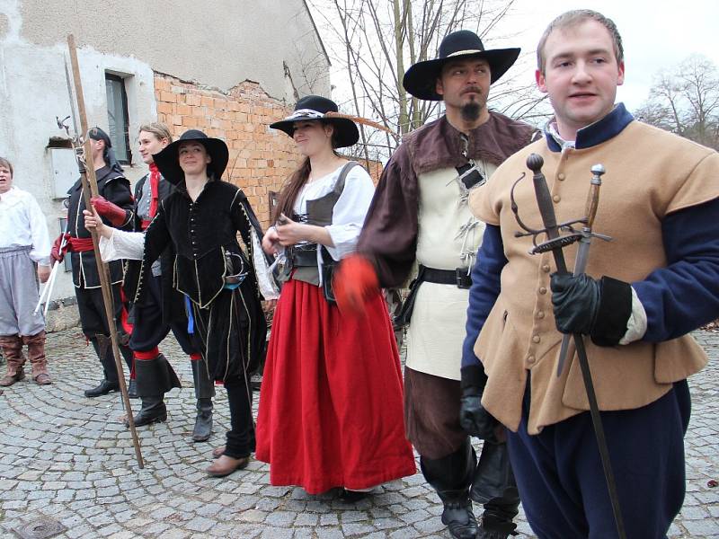 Velká výstava věnovaná žďárské Společnosti historického šermu Flamberg v Regionálním muzeu města Žďár nad Sázavou v ulici Tvrz seznamuje návštěvníky s pětadvacetiletou historií i současností skupiny. Flamberg svou výstavu zahájil vystoupením před muzeem.