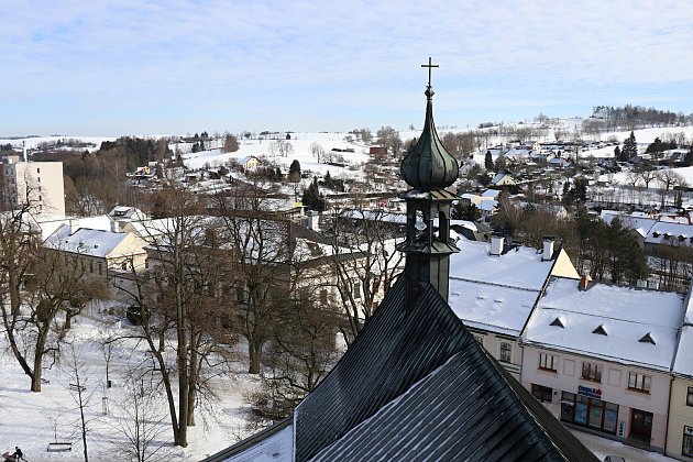 Nové Město v zimě. Záběry z věže kostela svaté Kunhuty jsou unikátní, podívejte