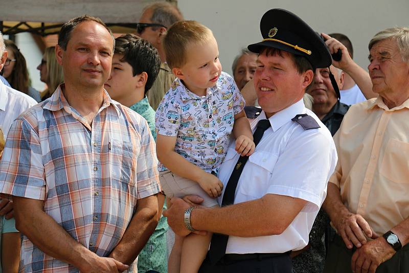 V Nové Vsi u Nového Města na Moravě světili kapli a žehnali hasičské auto.