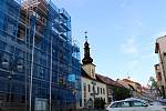 V Novém Městě na Moravě právě probíhá rekonstrukce střechy radnice a Tyršovy ulice.