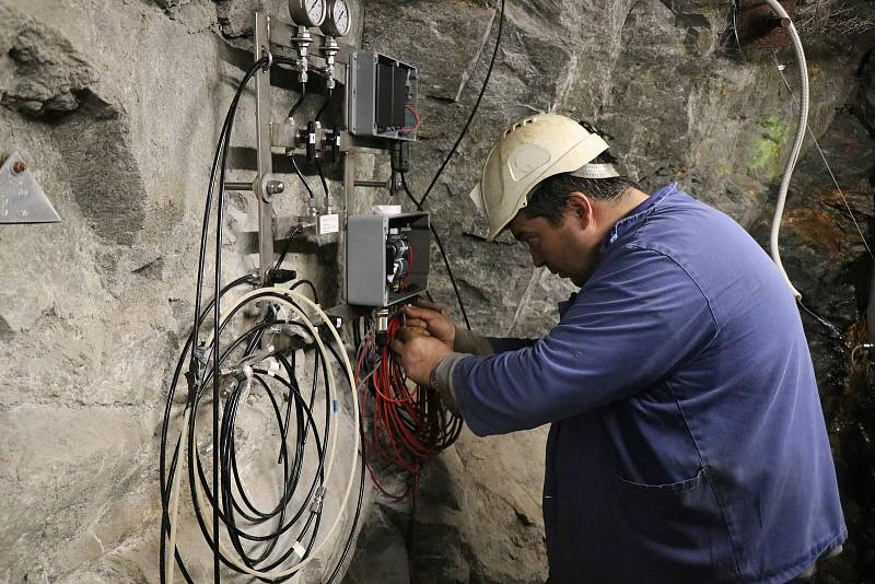 Podzemní laboratoř navázala na prostory bývalých uranových dolů Rožná 1.Výzkum je zaměřený na to, jak bezpečně ukládat vyhořelé jaderné palivo.