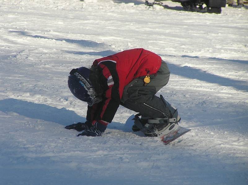 Už od nedělního rána si příznivci sjezdového lyžování užívají sněhu a sluníčka na novoměstském Harusově kopci a ve ski areálu ve Svratce. 