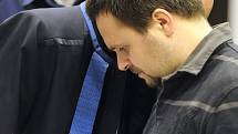 Sedmatřicetiletému Miloši Strakovi, který je obviněn z prodeje závadného alkoholu, hrozí trest odnětí svobody na tři až deset let. Státní zástupkyně požaduje čtyři až pět let. 