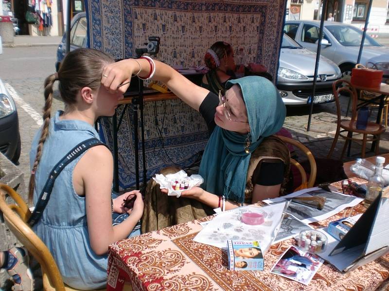 Hnutí Haré Kršna představilo Velkomeziříčským indickou hudbu, tanec i filozofii. Na Náměstí pořadatelé připravili stánky s vegetariánským občerstvením, malováním na obličej i zkoušením sárí. 