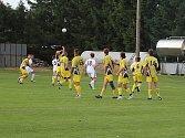 Fotbalisté Bohdalova (ve žlutém) po vítězství nad Velkým Beranovem přivítají na svém stadionu Křižanov.