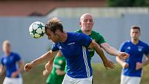 Ve finálovém klání letošního ročníku krajského poháru Vysočiny zdolali fotbalisté Nové Vsi (v modrých dresech) Rapotice (v zeleném) vysoko 6:2.