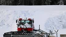 Zásobník sněhu byl naplněn v březnu. Sníh tam přečkal jaro, léto i podzim. Teď už se jen čeká na příznivé počasí, aby mohl být odvezen na tratě.