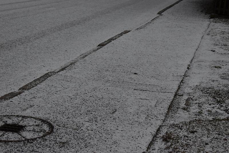 Namísto sněhových vloček kroupy. 14. března probudil obyvatele vyšších poloh na Žďársku poněkud netypický zvuk. Bušení krup do střech.