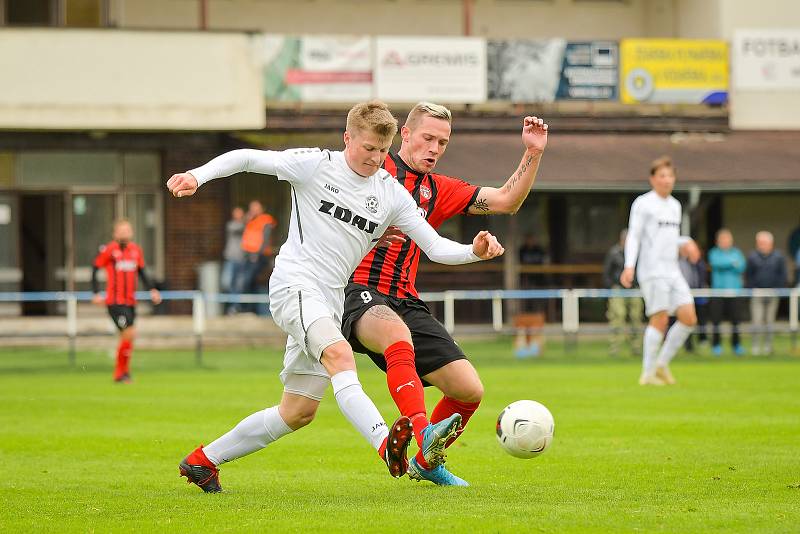 Tenisového kanára doma v neděli schytali fotbalisté Žďáru nad Sázavou (v bílém), když podlehli Hodonínu (v pruhovaném) vysoko 0:6.