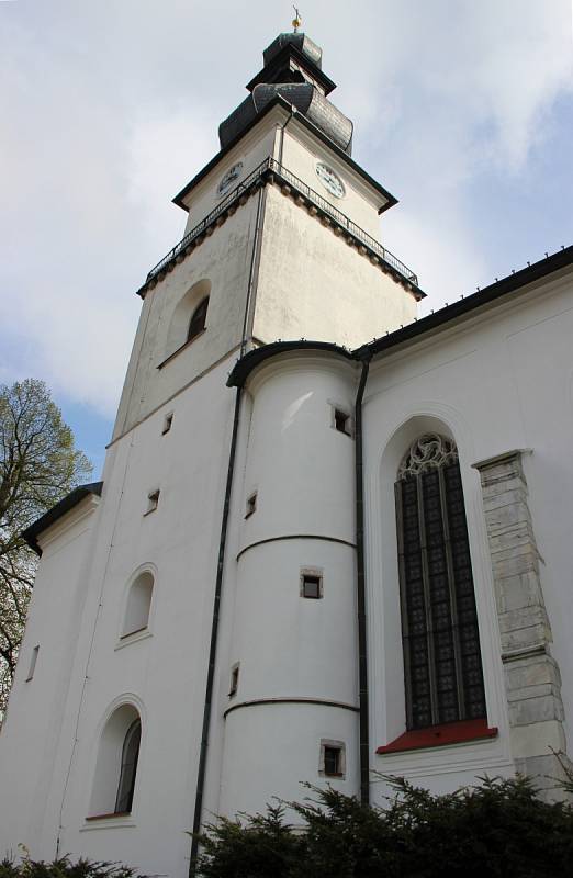 Věž kostela svatého Prokopa ve Žďáře nad Sázavou. Farnost a regionální muzeum tam v sobotu 13. května pro zájemce pořádají komentované prohlídky s výhledem z ochozu.