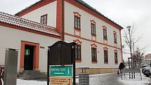 Informační centrum provozuje v budově Staré radnice od roku 1993 cestovní kancelář Santini Tour.