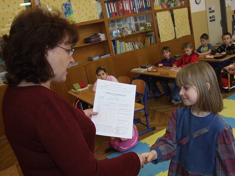 Školáci ze Žďáru nad Sázavou, stejně jako děti z celé republiky, převzali ve čtvrtek z rukou svých  učitelů vysvědčení. 