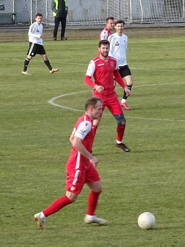 V úvodním jarní utkání zdolali fotbalisté Bystřice nad Pernštejnem (v bílých dresech) hostující Speřice (v červeném) 2:0. Oba góly vstřelil záložník Chloupek.