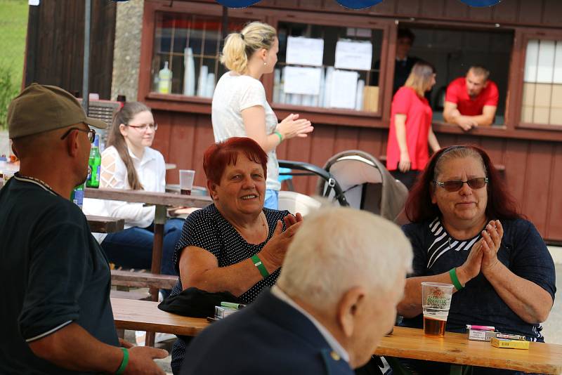 Na oslavy přijeli i členové okolních hasičských sborů. Na programu bylo i svěcení nového vozu a sportovní zápolení v podání mladých hasičů.