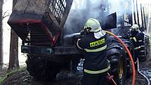 Škodu v předběžné výši 1,5 milionu korun za sebou zanechal požár vyvážecí soupravy v lese u Nyklovic na Žďársku.