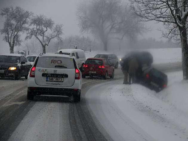 OBRAZEM: Sníh trápil řidiče na Vysočině. Nejvíc nehod bylo na Žďársku