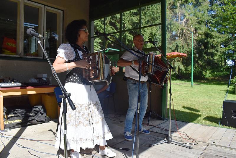 Diváci i účinkující se na setkání harmonikářů a heligonkářů dokonale bavili.