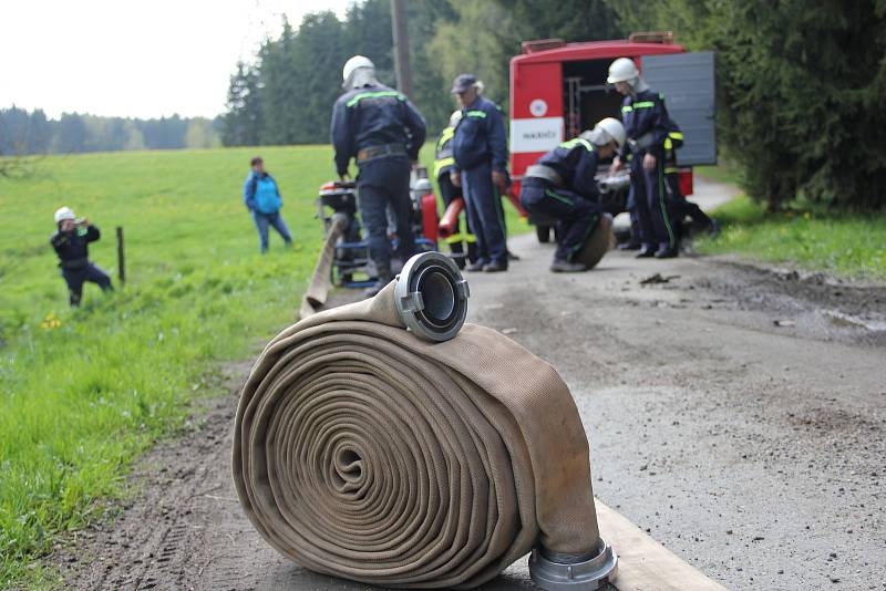 Dobrovolní hasiči čas od času prověřují svou připravenost a své stroje prostřednictvím námětových cvičení. Letos přijeli dobrovolní hasiči ze Studnic a Rokytna do Kuklíku, tam se k nim připojili i členové místní jednotky.