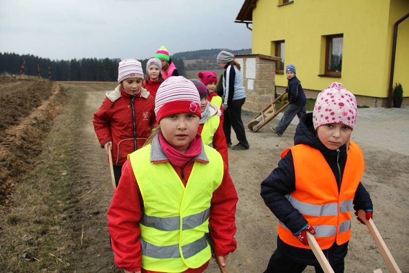 Zvony v Branišově nahradily děti s hrkacími trakaři