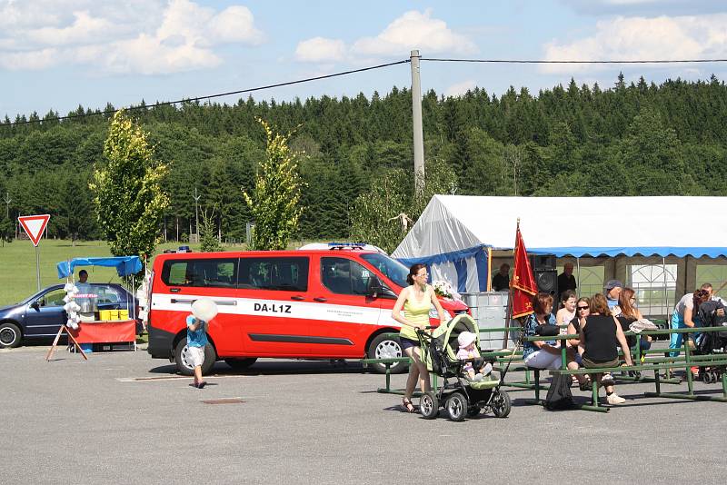 Sbor dobrovolných hasičů Tři Studně na Novoměstsku má nový dopravní automobil. Vozidlo, kterému ve středu 5. července žehnal fryšavský farář Jiří Janoušek, hasiči postrádali dlouhých osmnáct let. Jedná se o devítimístné vozidlo. Uvnitř jsou hasicí přístro