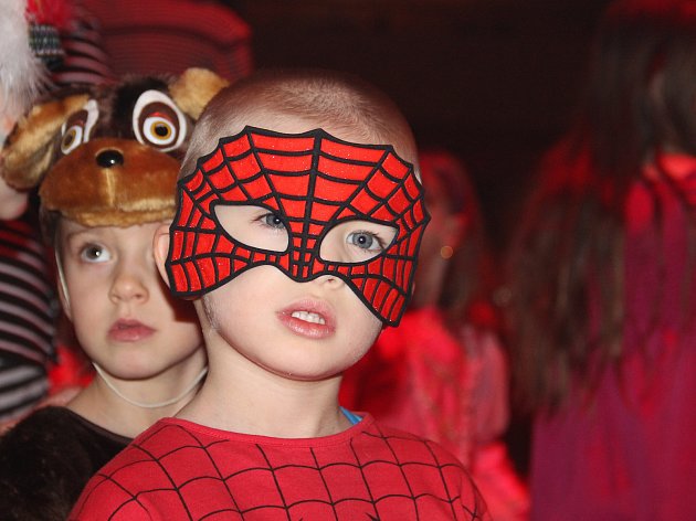 Mezi karnevalovými kostýmy vedou princezny a hrdinové typu Spiderman