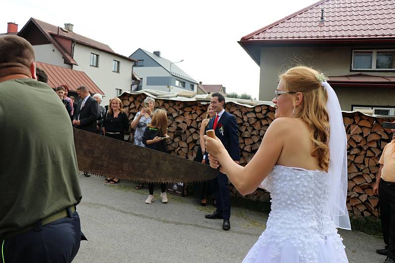 Dobrovolní hasiči se vždy ve svůj svatební den musí podrobit zkoušce. Nejinak to bylo i v případě novomanželů Ondráčkových.