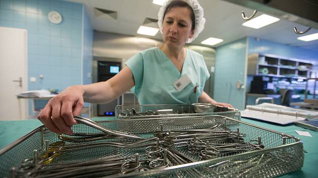 OBRAZEM: Sterilizace operačních nástrojů zabere tři a půl hodiny