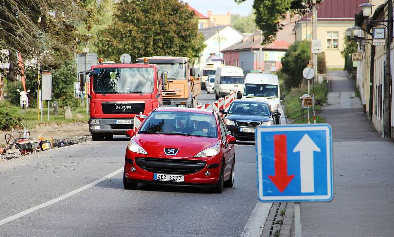 Osmdesát osm dní bude trvat omezení provozu v Santiniho ulici ve Žďáře nad Sázavou, které začalo 6. září. Dopravu tam zpomalují přenosné semafory.