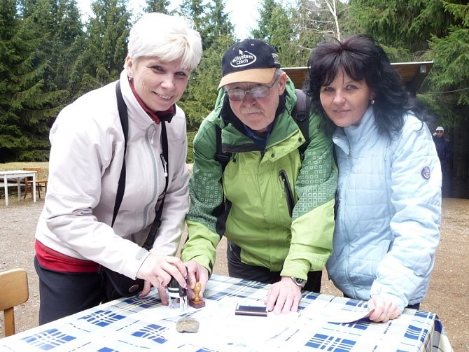 Turisté s Tuláky zahájili v sobotu jarní část sezony na rozhledně Rosička.