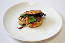 Michaela Prášilová - Burger s makrelou, dijonskou majonézou a cibulovou marmeládou.