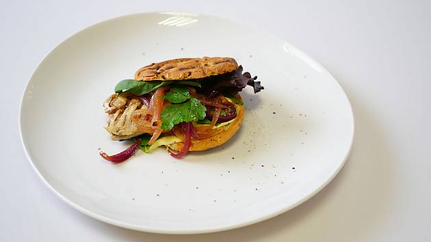 Michaela Prášilová - Burger s makrelou, dijonskou majonézou a cibulovou marmeládou.