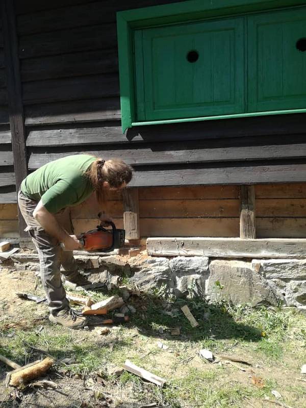 Bystřičtí skauti opravují srub pod horou.