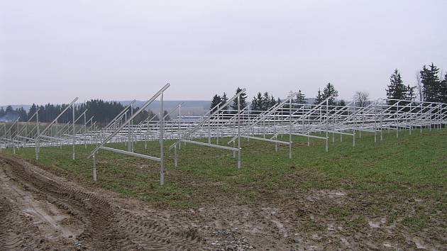 Řady pomocných konstrukcí nyní stojí v místě budoucí fotovoltaické elektrárny. Solární panely budou v Bystřici instalovány během dvou měsíců. 