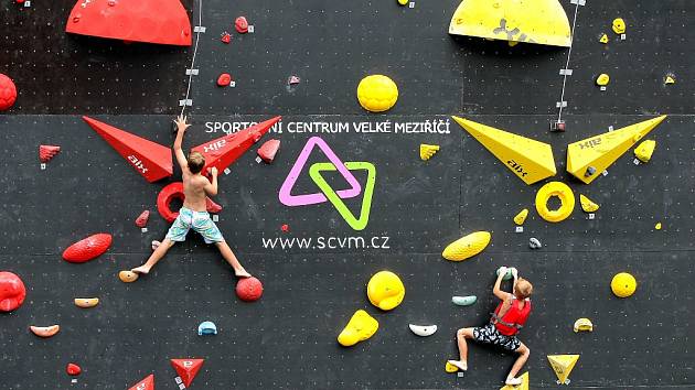 Kluci a děvčata ukázali svou šikovnost při hbitém zdolávání lezecké stěny při závodech v Meziříčí.
