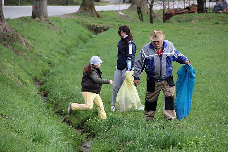 Sběru odpadků se každoročně účastní okolo hasičských třiceti sborů