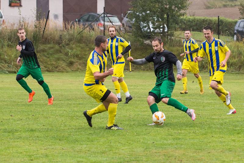 Fotbalisté Počítek (v černo-zeleném) v sobotu zdolali Rapotice 6:2, o den později pak Měřín (v modro-žlutém) deklasoval Herálec dokonce 9:0.