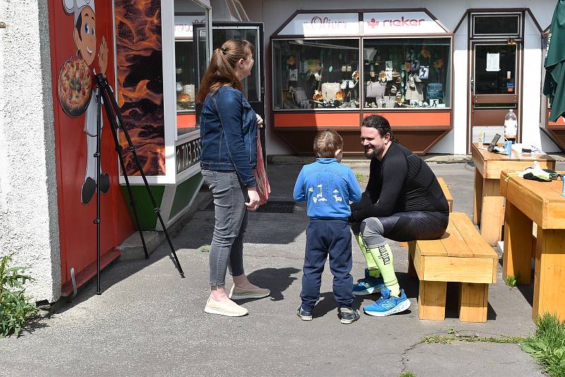 Jakub Benda přiběhl 3. června 2022 před jedenáctou hodinou dopoledne do Žďáru nad Sázavou k pizzerii Station. Přiznal drobné komplikace.