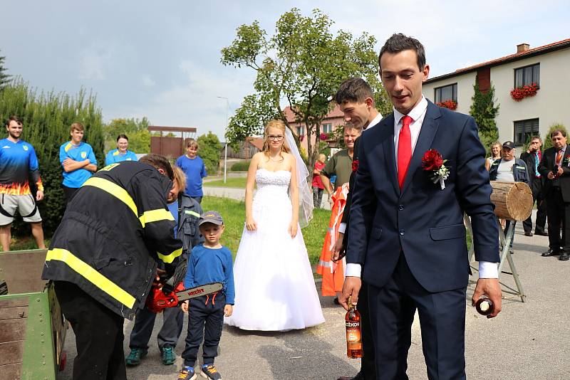 Dobrovolní hasiči se vždy ve svůj svatební den musí podrobit zkoušce. Nejinak to bylo i v případě novomanželů Ondráčkových.